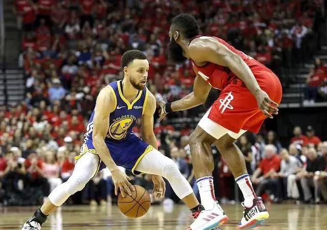 关于球场故事：一线工作人员眼中的NBA盛事的信息