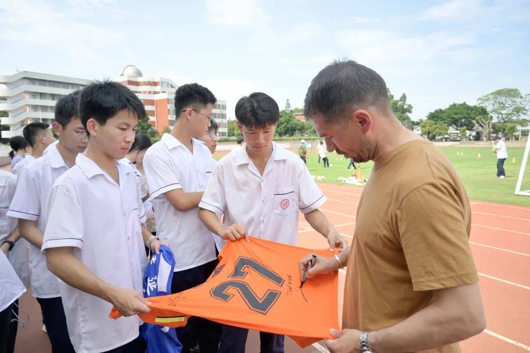 青训优秀教练团队深耕基层，为青少年球员提供专业指导的简单介绍