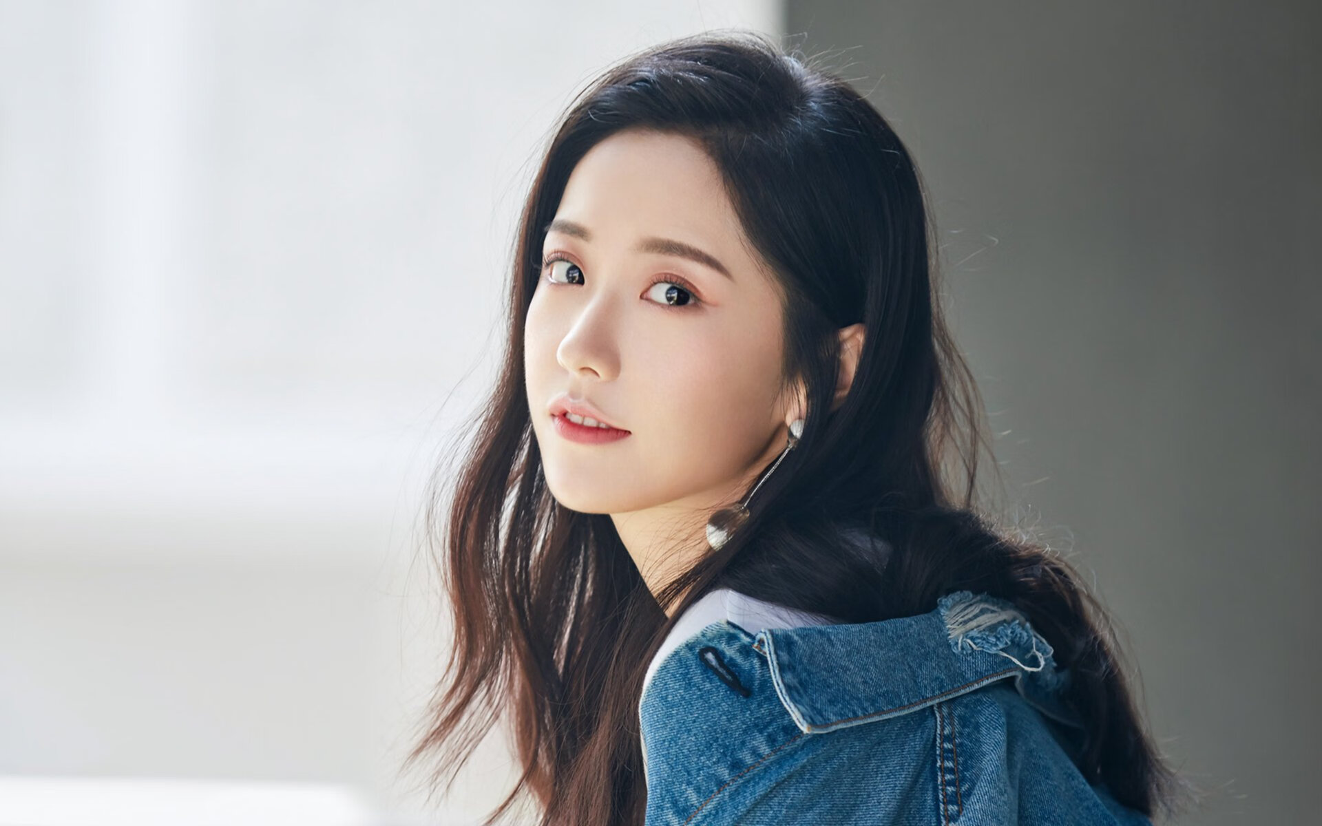 拜仁利用高位控球压制对手进攻，拜仁打法